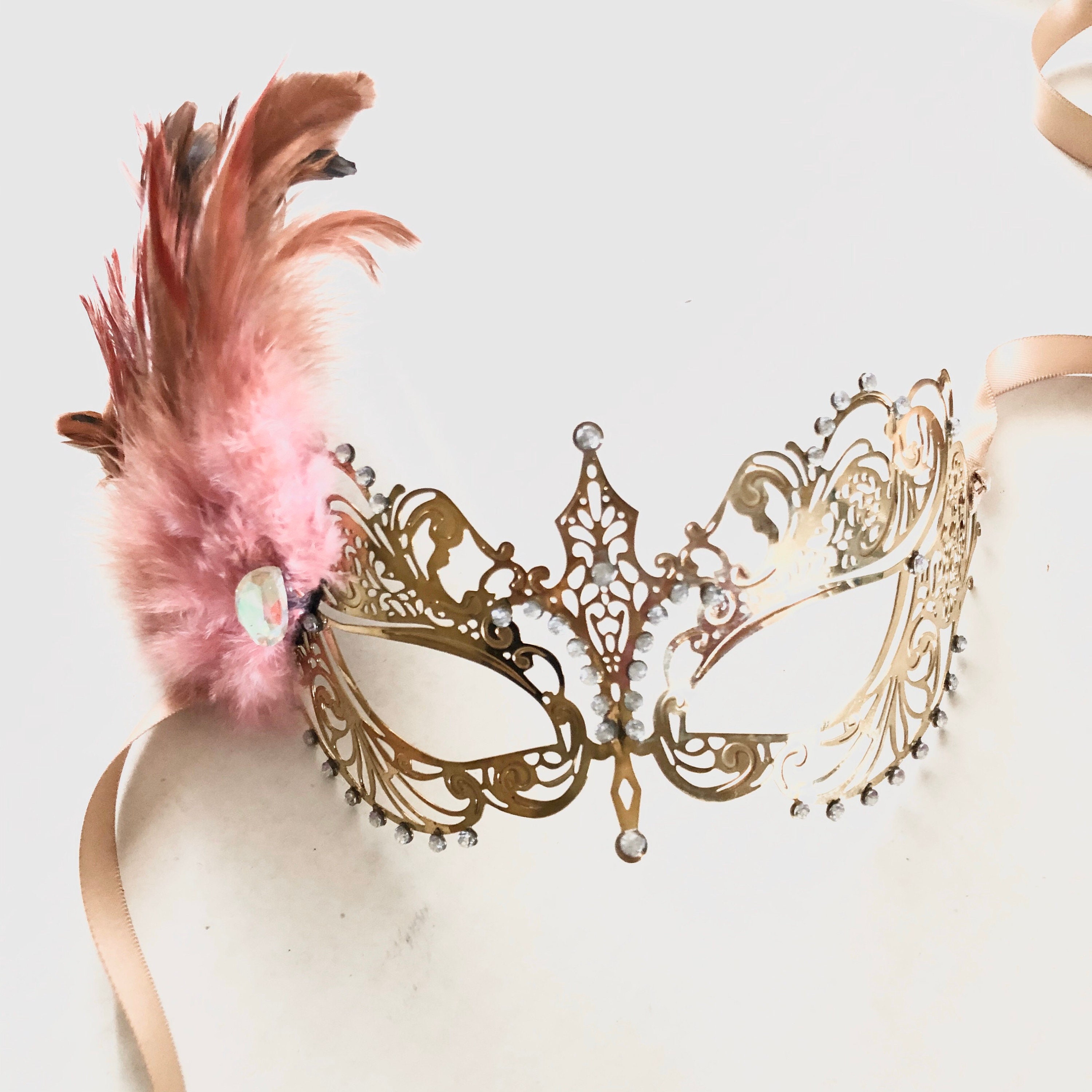 ライトピンクの仮面舞踏会マスク女性、ピンクの羽の仮面舞踏会