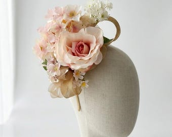 Tocado rosa con flores de hortensia