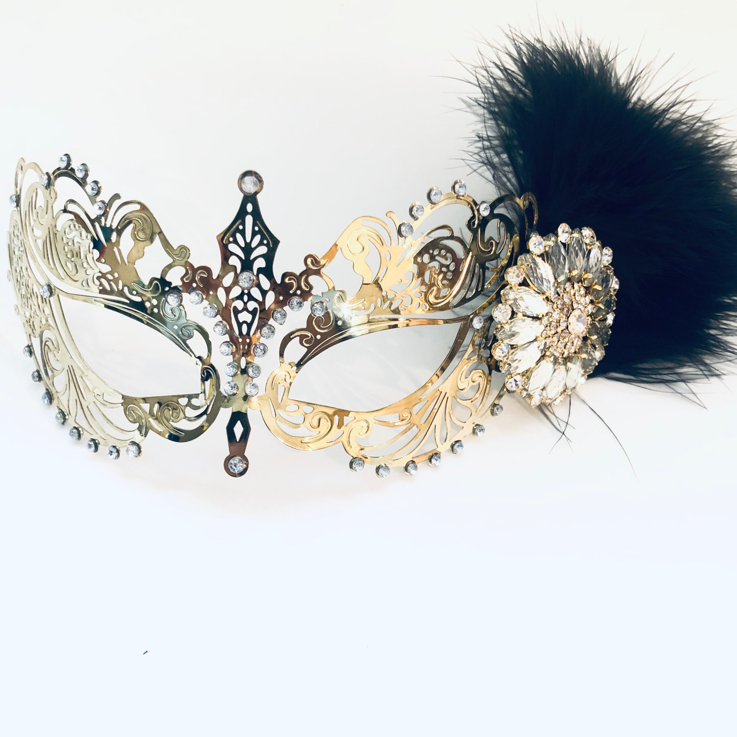 Máscara de mascarada de oro con plumas mujeres máscara de Etsy