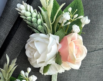 Ramillete y boutonniere de flores blancas y rosas para el regreso a casa