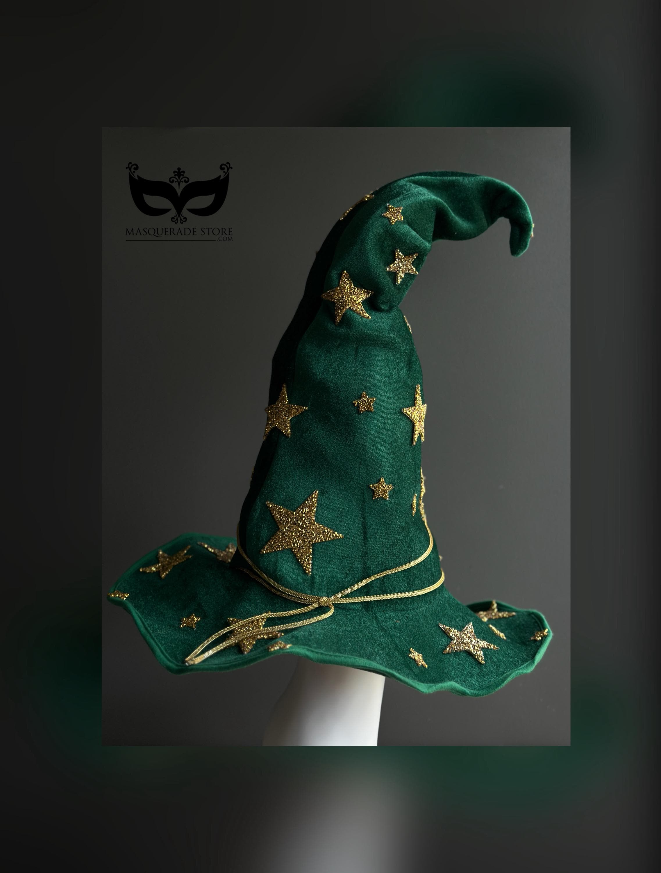 金色の星が付いた緑の魔女帽子、先端がカールしたハロウィーンの魔女の