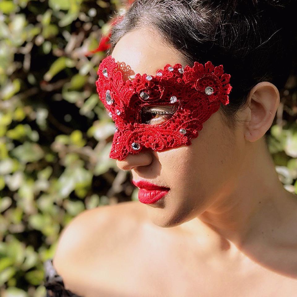 Masquerade ドロリス　SEC+ Fox Masquerade Mask in Silver and White – Masquerade Store
