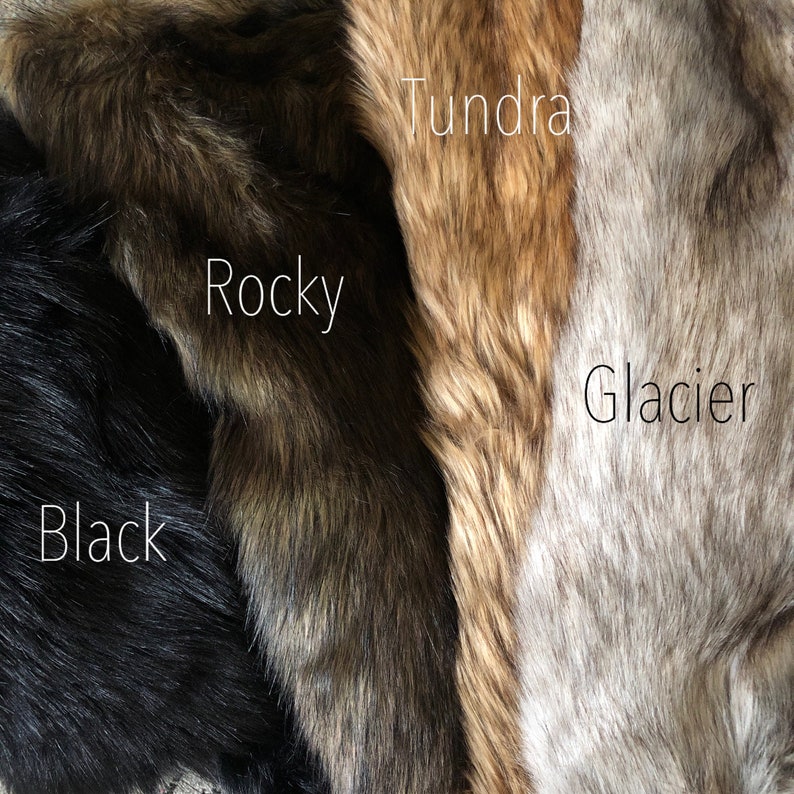 Op de afbeelding: Close-up van vier verschillende nep bontstalen. De stalen zijn gelabeld "Black", "Rocky", "Tundra" en "Glacier".