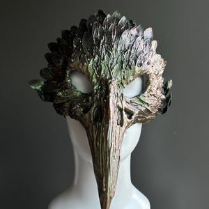 Iridescent Green Raven Masquerade Mask – Color Shifting Beak Mask with Feather Texture for Carnival, Halloween, Mardi Gras
