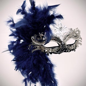 Máscara de baile de penas luxuosas azul marinho da HigginsCreek