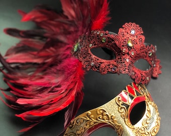 Máscara de mascarada de arlequín para parejas, color rojo, dorado y negro, con plumas