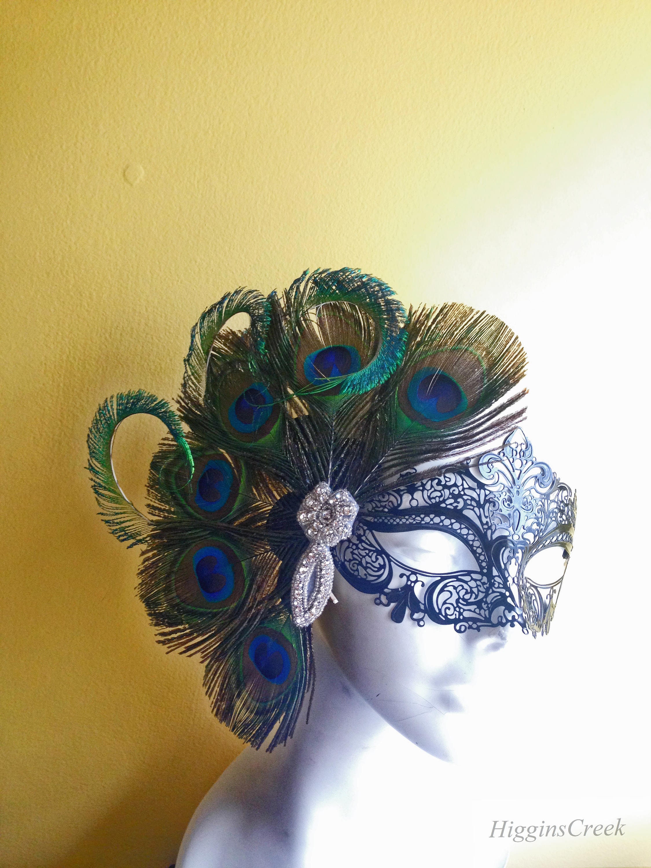 máscara de carnaval veneciano y plumas de pavo real. concepto de  celebración de carnaval 17559423 Foto de stock en Vecteezy