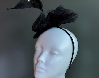 Diadema escultural de cisne negro con diseño de malla espectacular