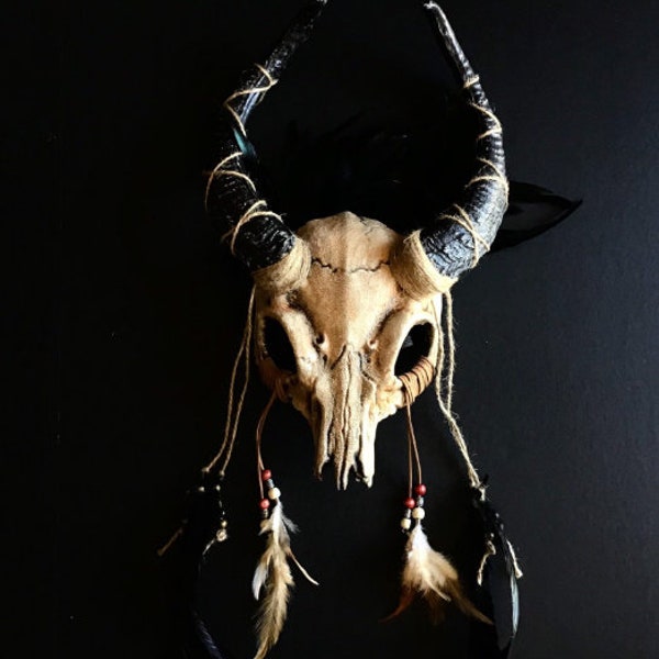 Cráneo de cuerno de carnero, cráneo ritual vikingo pagano, cráneo de brujería, tocado de asta de ciervo, cráneo ritual del festival de Samhain, chamán Wicca, bruja de Salem pagana