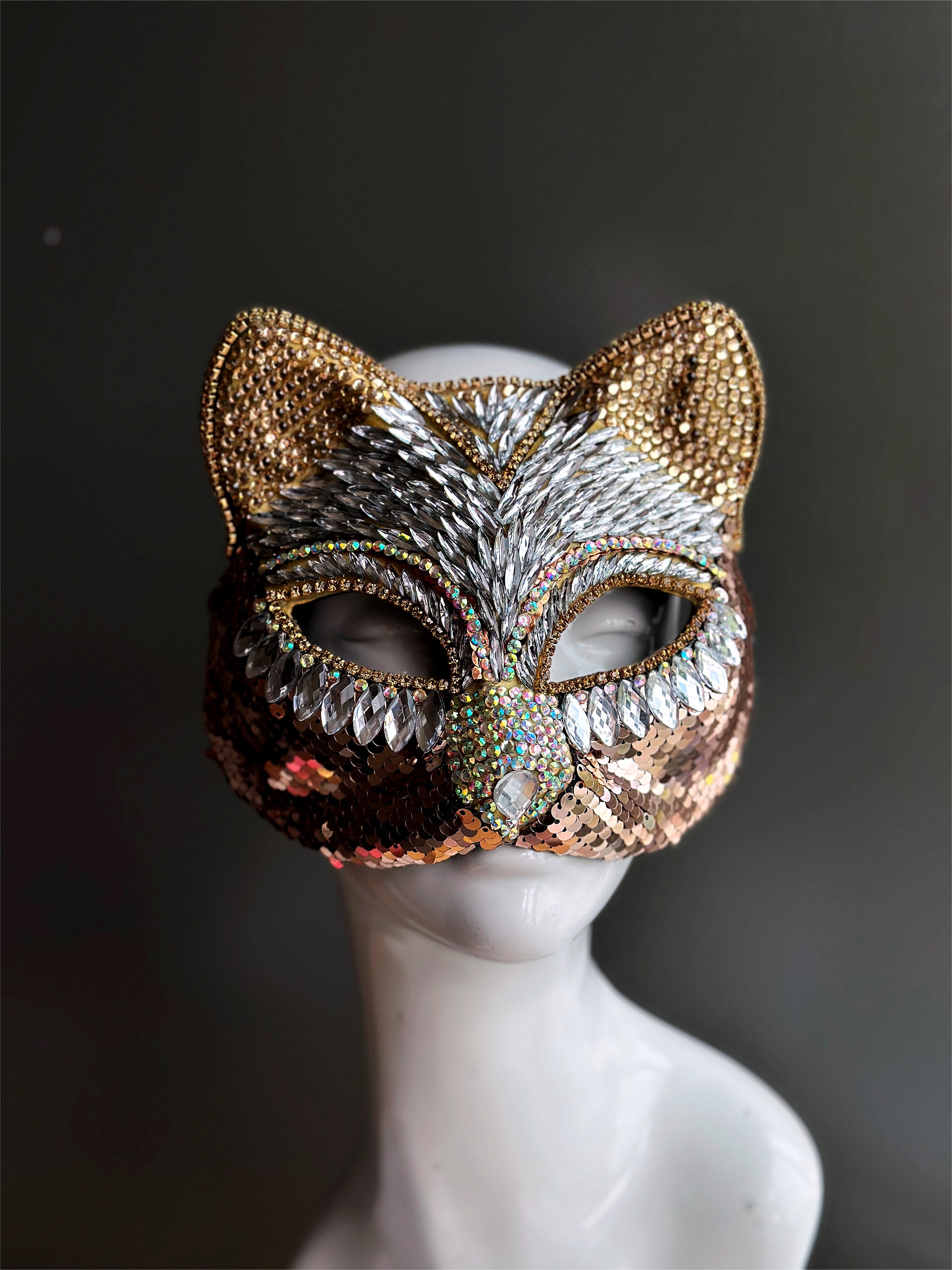 Blank mask of a Venetian Cat –