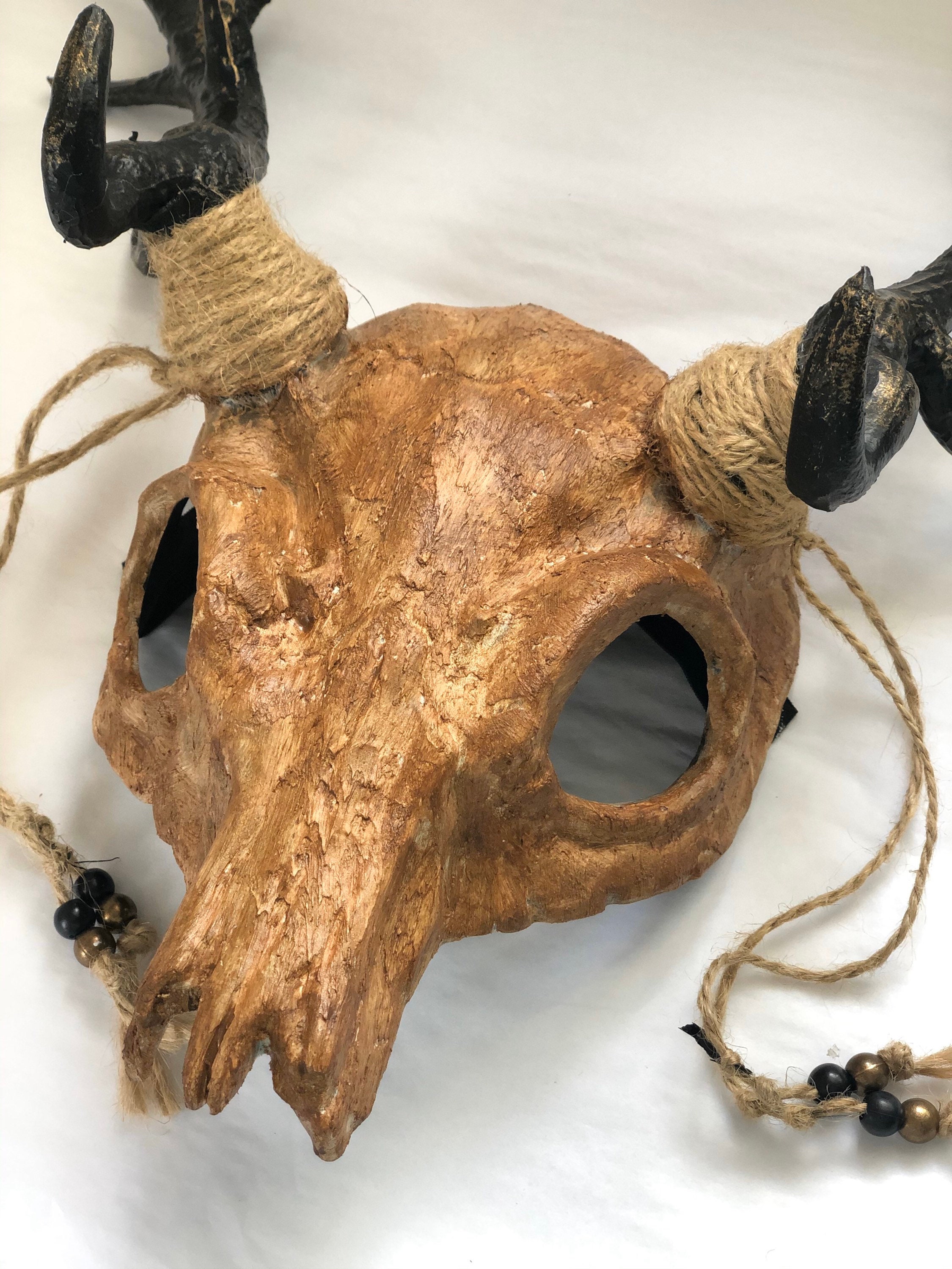 鹿の角の異教の儀式の頭蓋骨の頭飾り、サムハイン魔女のゲール語の祭り