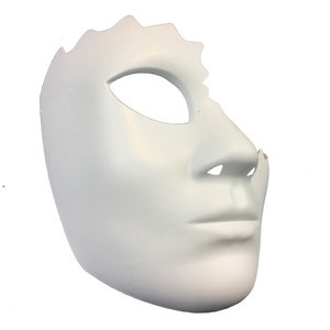Peut inclure: Un masque de mascarade en plastique blanc avec un visage détaillé et des trous pour les yeux. Le masque a un bord dentelé autour du haut.
