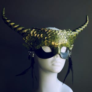 Green Dragon Horn Masquerade Mask for Halloween Cosplay, Fish Scale Fantasy Mask with Curved Horns & Feathers, Gothic LARP Costume
