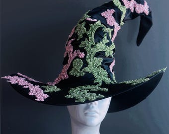 Sombrero de bruja negro con enredaderas bordadas en rosa y verde con punta rizada para Halloween, sombrero de bruja floral, sombrero de bruja de jardín, elegante sombrero de Halloween