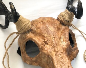 鹿の角の異教の儀式の頭蓋骨の頭飾り、サムハイン魔女のゲール語の祭り
