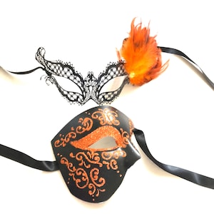 Verbrande oranje maskerademaskerset paren maskeradefeestmaskers veren- en filigraanmaskers voor hem en haar veren- en filigraanmaskers Venetiaanse balmaskers van Mardi Gras