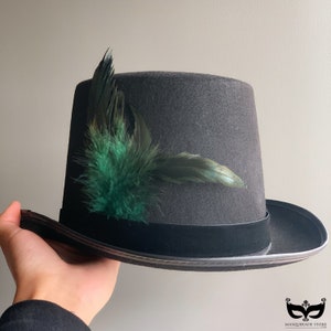 Zwarte herenhoed met groene veren, verenhoed, herenhoed, herenaccessoire