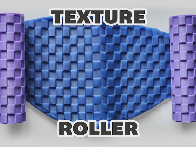 Pu&ograve; includere: Due rulli per texture cilindrici color viola chiaro con un motivo a griglia quadrata in rilievo, posizionati ai lati di un materiale blu, piatto e flessibile, impresso con la stessa trama a griglia. Il testo TEXTURE ROLLER &egrave; visibile.