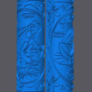 Op de afbeelding: Twee felblauwe cilindrische rollers met reli&euml;fpatronen van kikkers, waterlelies en bloemen. De oppervlaktestructuur is verhoogd en toont gedetailleerde gravures van het waterleven en botanische elementen over de gehele lengte van de rollers.