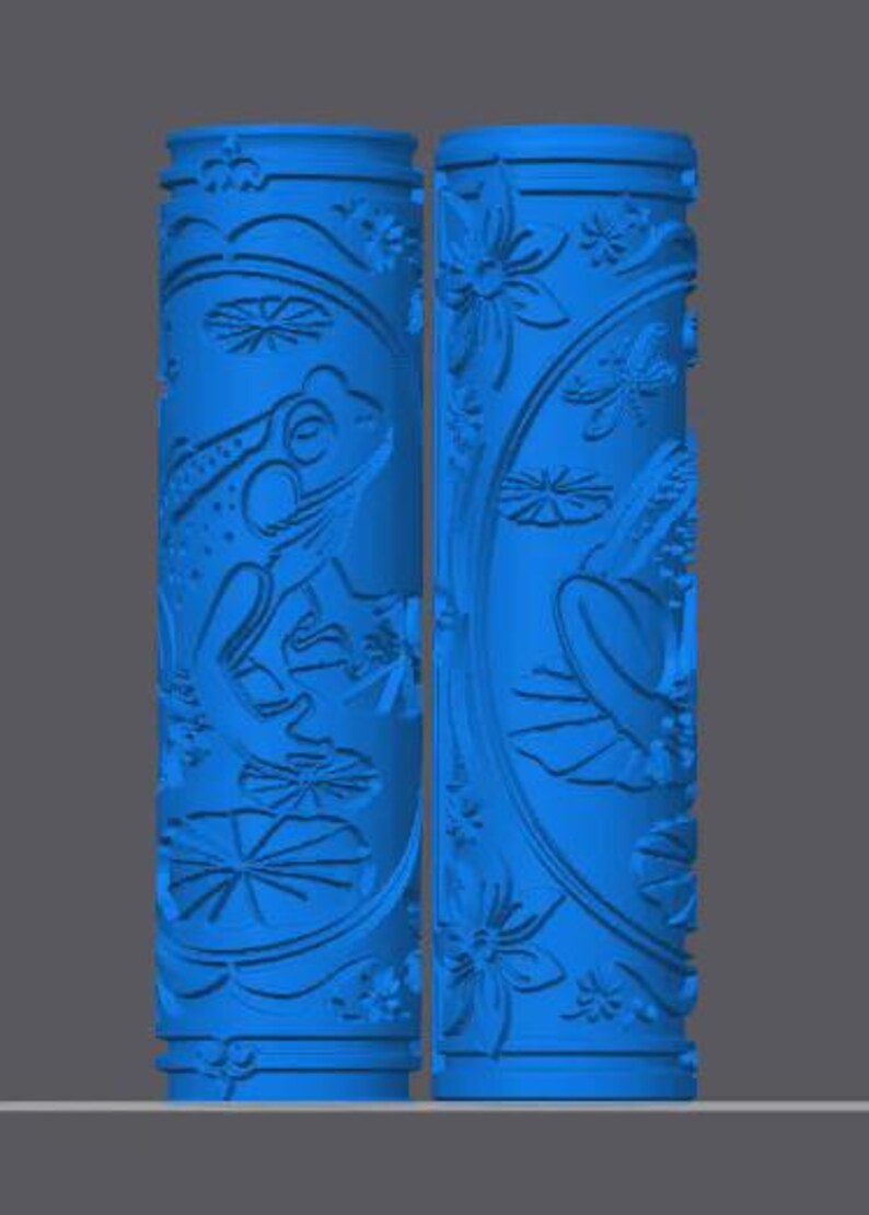 Op de afbeelding: Twee felblauwe cilindrische rollers met reli&euml;fpatronen van kikkers, waterlelies en bloemen. De oppervlaktestructuur is verhoogd en toont gedetailleerde gravures van het waterleven en botanische elementen over de gehele lengte van de rollers.