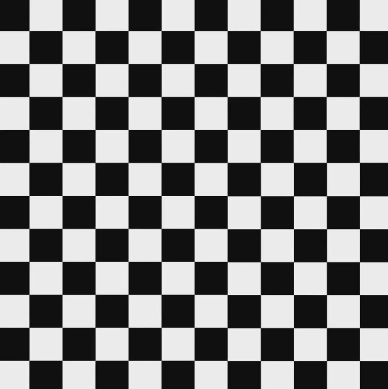 Pu&ograve; includere: Un motivo geometrico ripetitivo composto da quadrati neri e bianchi alternati disposti in una griglia. Questo design a scacchiera ad alto contrasto presenta forme quadrate uniformi che coprono l'intera superficie, creando una texture visiva.