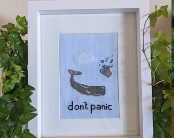 クロスステッチのパターンのみ。マッコウクジラとペチュニアのボウル、慌てるな、銀河ヒッチハイクガイド