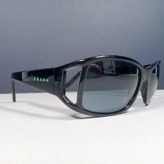 PRADA SPR 01F ブラック オーバル デザイナー ラップ サングラス 