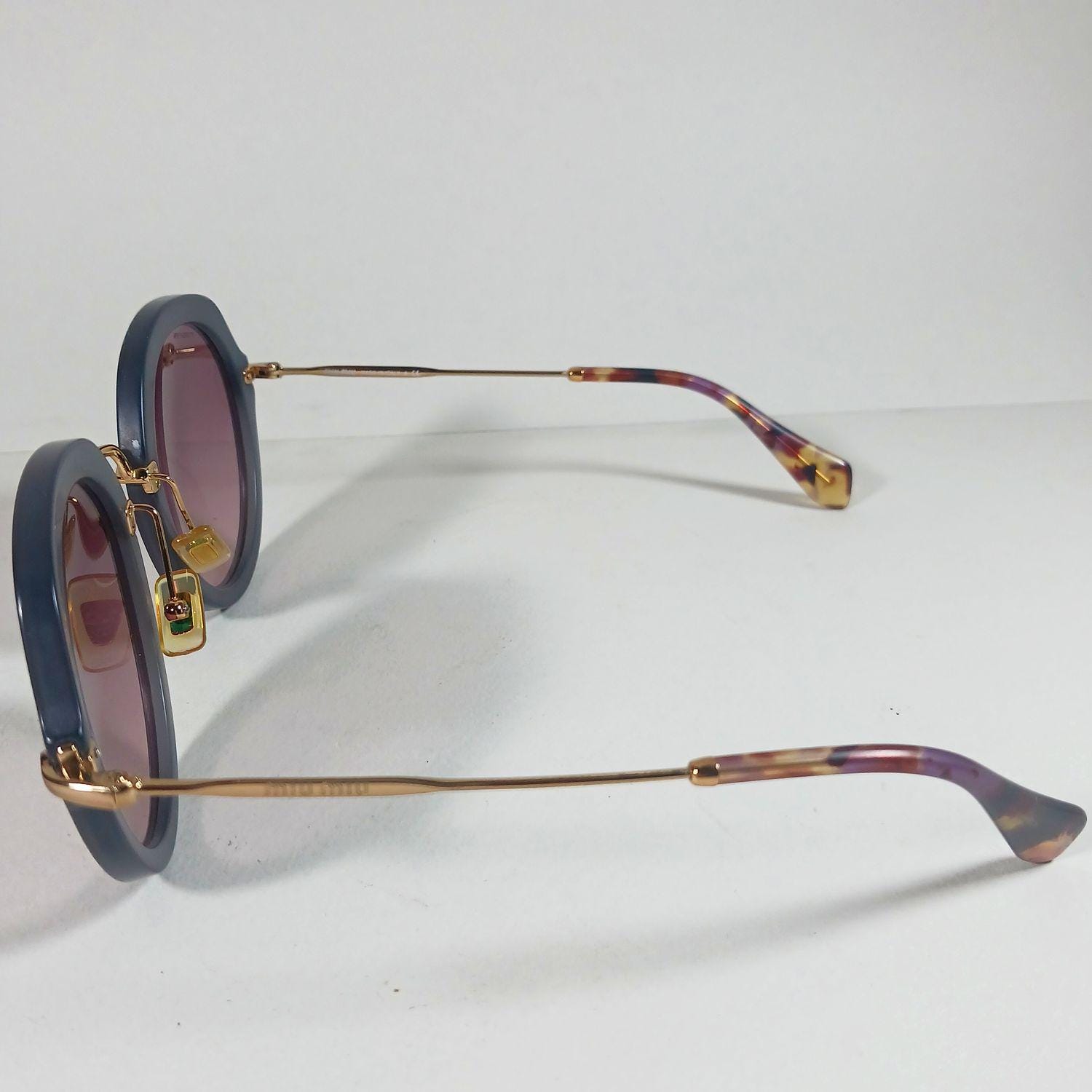 Miu Miu SMU 05Q Round Y2K Sunglasses Black Gold Metal Made in Italy 54-23-140 Miu Miu MU 54YS 5AK5S0 Rimless Wraparound Black Sunglasses - US main image 4