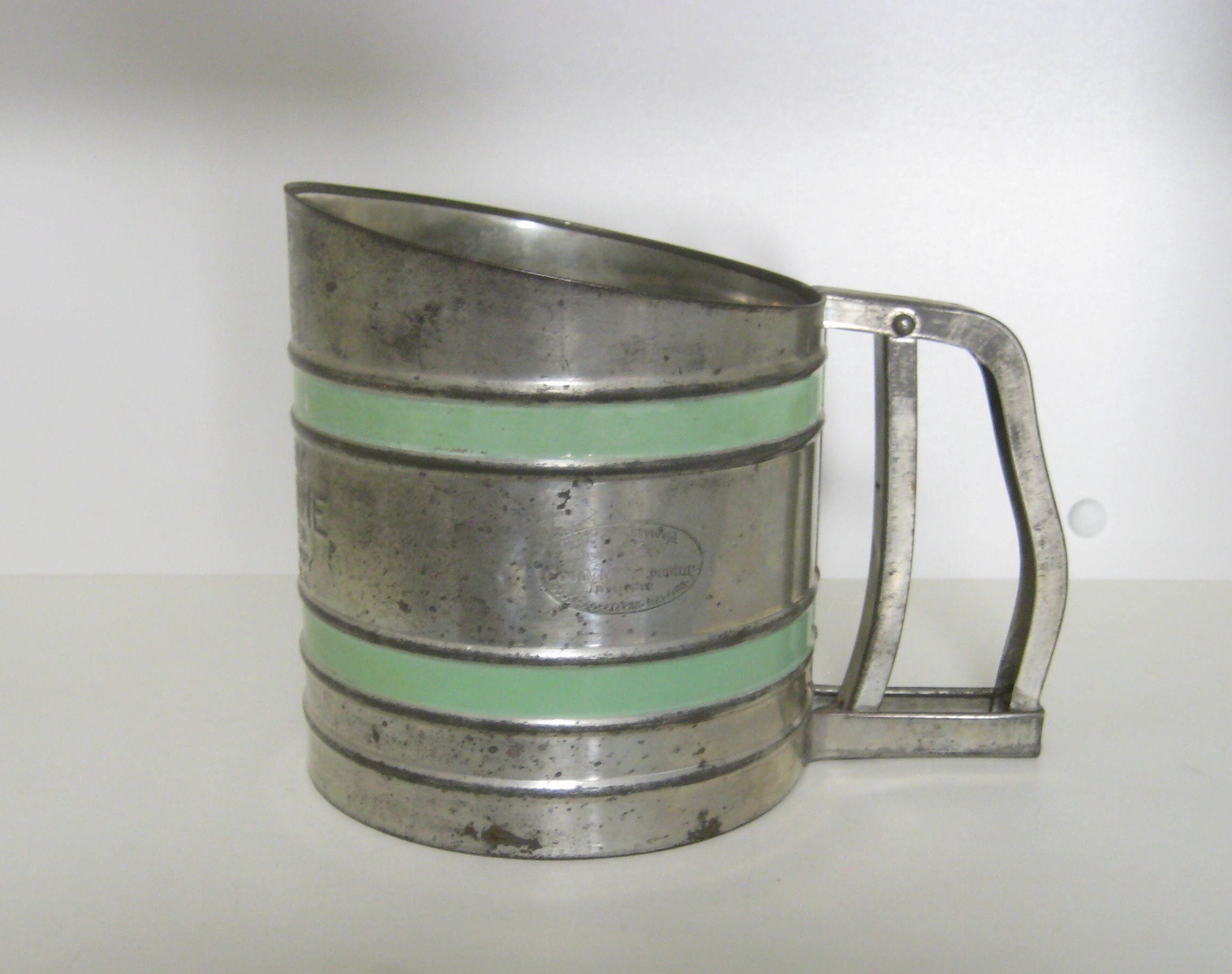 Peneira de farinha Savory Sift-Chine, tela tripla, metal com listras verdes, fabricada nos EUA.