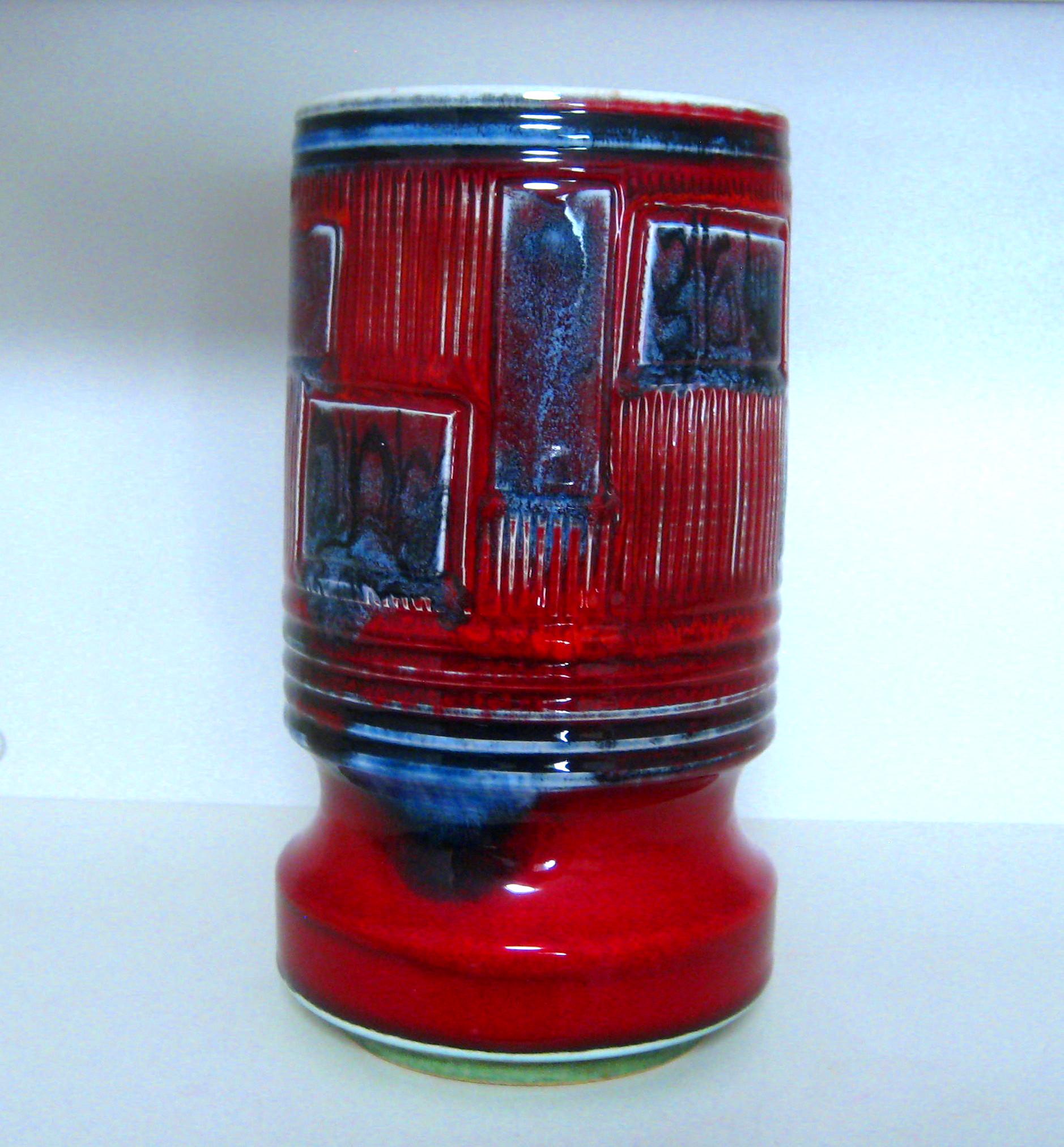 プール陶器デルフィス 8.5インチ 手彫り・彩色花瓶 ミッドセンチュリー