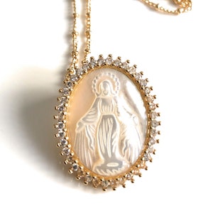 Virgen la Milagrosa Necklace, Mother of Pearl Lady of Grace Medallion, Virgen de La Milagrosa, Miraculous Medal, Virgin Mary, Pearl Jewelry