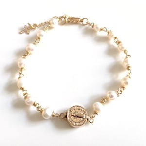 Gold St. Benedict Medal Bracelet Fresh Water Pearls Adjustable Bracelet Gold and Pearls Bracelet, Gold Filled Pendant, Medalla San Benito