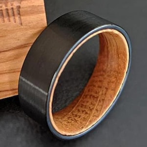 Black Mens Rings Whiskey Barrel Wedding Band Tungsten Ring 8mm Rustic Whisky Bourbon Wooden Ring Men Wedding Band with Wood Inlay Sizes 6-16