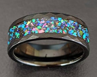 Anillo de ópalo negro para hombre, anillo de bodas de tungsteno de 8 mm, anillo martillado, anillo de bodas de ópalo azul, anillos negros únicos para hombres, anillo de promesa.