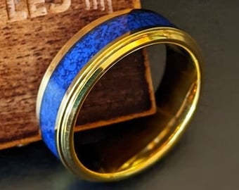 Anillo de lapislázuli de oro de 14 quilates para hombre, alianza de boda de oro amarillo de 8 mm, lapislázuli con bordes escalonados, anillos de tungsteno para hombre.