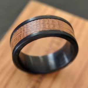 ブラック ウイスキーバレルリング メンズ 結婚指輪 タングステンリング 8mm バーボンバレルリング 木製結婚指輪 ユニークな男性用ウイスキーリング