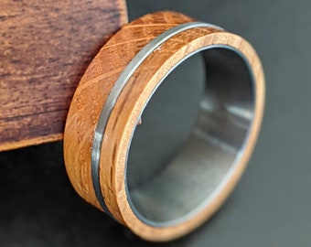 Anillo de boda de 8 mm con diseño de barril de whisky y incrustaciones descentradas. Anillo de boda de tungsteno y madera. Anillo de boda de whisky. Anillos de madera únicos para hombre.