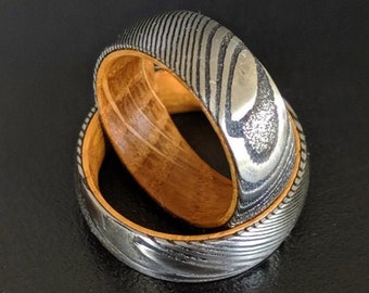 Anillo de Damasco plateado con incrustaciones de madera de bourbon, alianza de boda para hombre, anillo de barril de whisky, alianzas de compromiso de acero de Damasco negro y madera para hombre