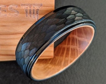 Anillo de boda de barril de whisky negro para hombre, anillo de tungsteno martillado, anillo de boda para hombre, anillo de madera de whisky para hombre, anillo de madera martillado para hombre