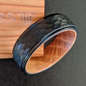 Black Whiskey Barrel Ring Mens Wedding Band Tungsten Ring Hammered Wedding Band Mens Ring, Whiskey Wood Ring Men Wooden Ring Hammered Ring