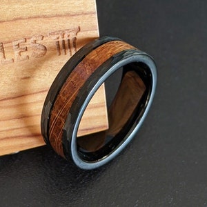 Black Tungsten Whiskey Barrel Ring Hammered Wedding Band Mens Ring, Wood Ring Mens Wedding Band Tungsten Ring, Rustic Hammered Rings for Men
