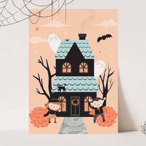 Puede incluir: Ilustración de Halloween con una casa negra con tejado turquesa, fantasmas, un murciélago y un gato negro. Dos niños disfrazados están de pie frente a la casa. El fondo es melocotón con estrellas y nubes.