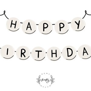 Può includere: Uno striscione bianco con le parole "HAPPY BIRTHDAY" in lettere nere e circolari. Lo striscione è infilato su un filo nero ed è adatto per le feste di compleanno. Il logo Home Firefly Decor è in basso.