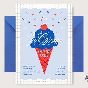 Pu&ograve; includere: Un invito con un design a cono gelato blu e le parole "Ice Cream! In the USA". L'invito &egrave; su sfondo bianco con una busta blu. L'invito include i dettagli dell'evento.