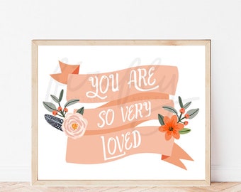 Könnte beinhalten: Ein pfirsichfarbenes Banner mit dem Text "You are so very loved" in weißen Buchstaben. Das Banner ist mit floralen Elementen verziert, darunter rosa und orangefarbene Blumen, grüne Blätter und Federn.