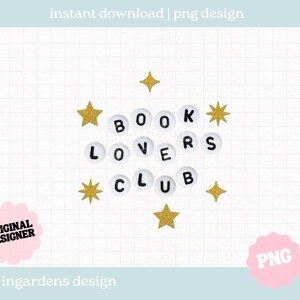 Pu&ograve; includere: Un design digitale con le parole "BOOK LOVERS CLUB" scritte con perline di lettere circolari bianche. Stelle glitter dorate circondano il testo. Sono presenti anche le parole "instant download | png design", "ORIGINAL DESIGNER" e "PNG".