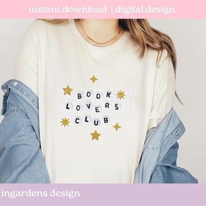Pu&ograve; includere: T-shirt color crema con la scritta "BOOK LOVERS CLUB" in perline di lettere bianche e nere, accentuata da forme di stelle dorate. Le parole "instant download | digital design" sono in alto. Una giacca di jeans &egrave; indossata sopra la maglietta.