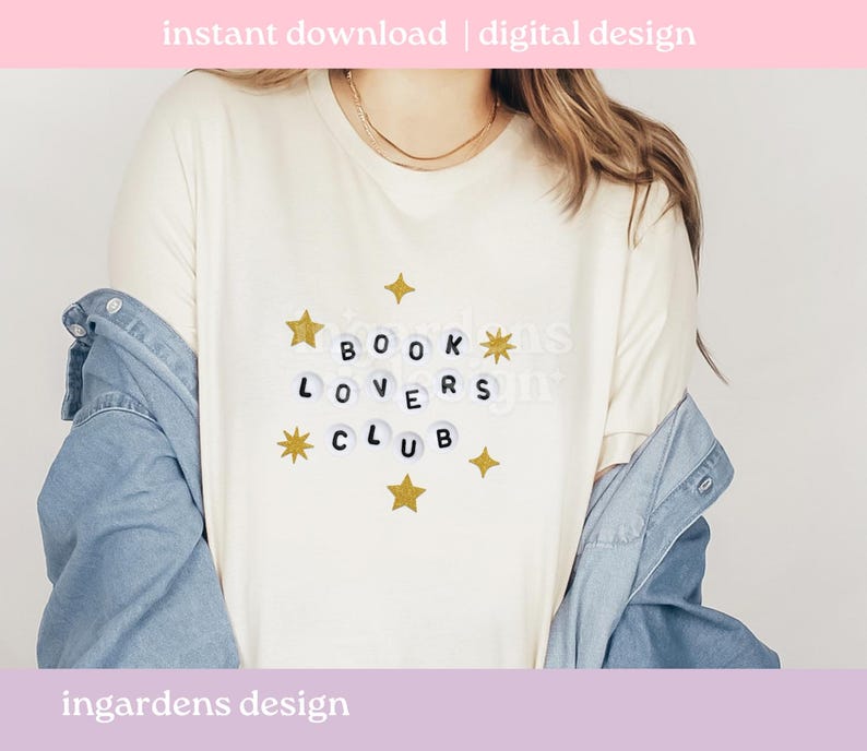 Pu&ograve; includere: T-shirt color crema con la scritta "BOOK LOVERS CLUB" in perline di lettere bianche e nere, accentuata da forme di stelle dorate. Le parole "instant download | digital design" sono in alto. Una giacca di jeans &egrave; indossata sopra la maglietta.