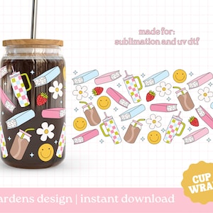 Könnte beinhalten: Ein brauner Becher mit einem Strohhalm und einem Muster aus Büchern, Blumen, Smiley-Gesichtern und Kaffeetassen. Der Becher ist von einem Rand mit dem gleichen Muster umgeben. Der Text "made for: sublimation and uv dtf" befindet sich oben im Bild. Der Text "ingardens design | instant download" befindet sich unten im Bild. Der Text "CUP WRAP" befindet sich in einem gelben Kreis unten rechts im Bild.