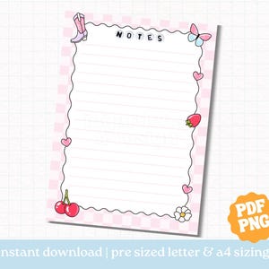 Puede incluir: Un bloc de notas rayado con un borde rosa a cuadros, adornado con ilustraciones caprichosas. El diseño incluye una bota de vaquero rosa, una mariposa, corazones, una fresa, cerezas y una margarita. La palabra "NOTES" está en la parte superior.